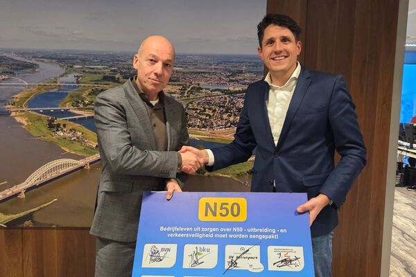 petitie N50 overhandigen Den H